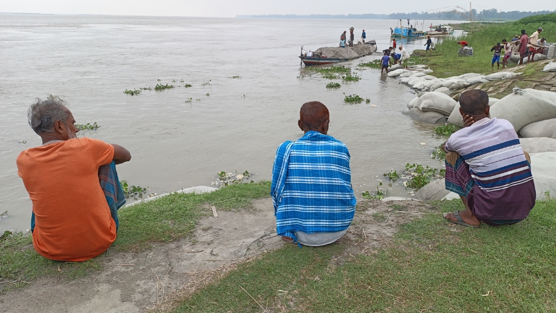 যমুনার তীরে ভাঙন আতঙ্ক