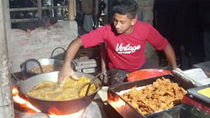 ফুটন্ত তেলে হাত দিয়ে পেঁয়াজু ভাজেন জব্বর