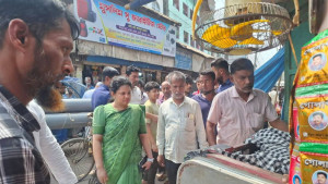 ফুটপাত দখলমুক্ত করতে মোবাইল কোর্টের জরিমানা