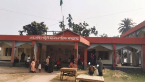 ফ্যামিলি কার্ডের নামে টাকা আদায়, ফেঁসে যাচ্ছেন ইউপি চেয়ারম্যান