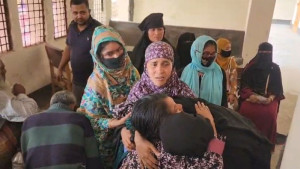 ডাক্তার দেখাতে যাওয়ার পথে ভ্যান উল্টে প্রাণ গেল শিশু তাওমিনের