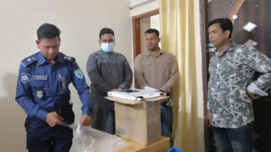 সরকারি ওষুধ ও সরঞ্জাম পাচারকালে স্টোর কিপার আটক