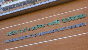 গৃহবধূকে বাঁচাতে গিয়ে দগ্ধ হলেন স্বামী ও দুই সন্তান