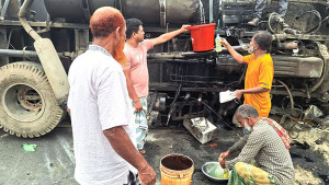 সড়কে উল্টে পড়ল কাভার্ড ভ্যান, ডিজেল নিতে ভিড়