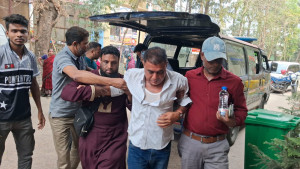 চট্টগ্রামে শ্রমিক বিক্ষোভ, হামলায় আহত সাংবাদিক