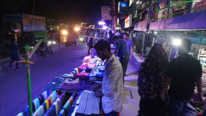 চন্দ্রা মহাসড়কে ভাসমান দোকানের দৌরাত্ম্য, নিষ্ক্রিয় হাইওয়ে পুলিশ