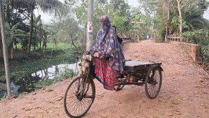 ভ্যান চালিয়ে সংসার চালাচ্ছেন রুমিছা বেগম