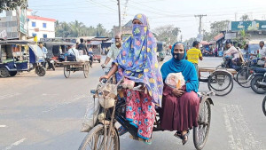 ভ্যান চালিয়ে সংসার চালাচ্ছেন রুমিছা বেগম