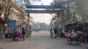 মালবাহী ট্রাক উল্টে নিহত ১