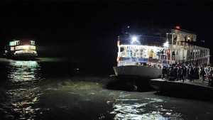 লঞ্চের ধাক্কায় স্পিডবোটডুবি, পুলিশ সদস্য নিখোঁজ