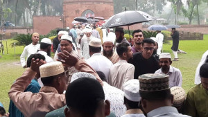 বৃষ্টির বাধা পেরিয়ে ষাটগম্বুজ মসজিদে ঈদের জামাতে হাজারো মুসল্লি