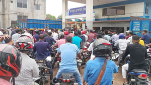 ১০০ টাকার তেল পেতে ৩ ঘণ্টা অপেক্ষা!