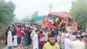 রেলক্রসিংয়ে উঠে পড়া বাসের সঙ্গে ট্রেনের সংঘর্ষে নিহত ১২