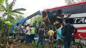 দাঁড়িয়ে থাকা ট্রাকে স্লিপার বাসের ধাক্কা, নিহত ২