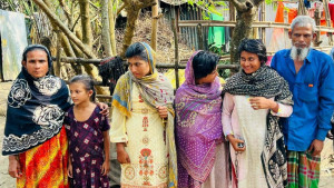 চার প্রতিবন্ধী মেয়েকে নিয়ে গোলাপ মিয়ার বেঁচে থাকার যুদ্ধ