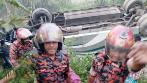 যাত্রীবাহী বাস উল্টে খাদে, নারী নিহত