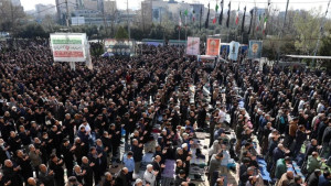 ইরানে যুদ্ধের দামামায় প্রার্থনার ধ্বনি