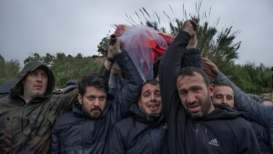 বৃষ্টিতে ভিজে চোখের জলে তিন সাংবাদিককে বিদায় জানালেন লেবাননের শত শত মানুষ