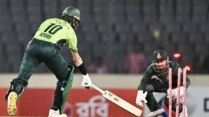 শেষ ওভারের সিদ্ধান্ত নিয়ে বিতর্ক, ম্যাচ রেফারির কাছে পাকিস্তানের নালিশ