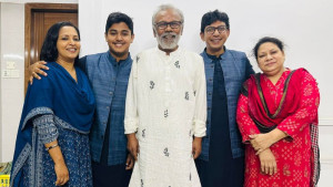 অভিনেতা বাবুর বাসায় সপরিবারে চঞ্চল চৌধুরী