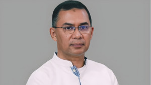 ১৭ বছর পর দেশে ঈদের জামাতে অংশ নিচ্ছেন প্রধানমন্ত্রী