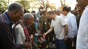 ভিক্ষুকদের মাঝে প্রধানমন্ত্রীর ছাগল বিতরণ