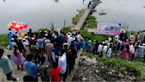 অতিরিক্ত ভিড়ে ভেঙে পড়ল সেতু, নিহত ৪ শিশু