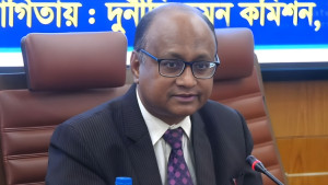 ২ কমিশনারসহ দুদক চেয়ারম্যানের পদত্যাগ