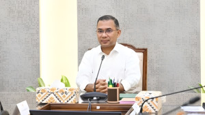 ছুটির দিনেও অফিস করলেন প্রধানমন্ত্রী