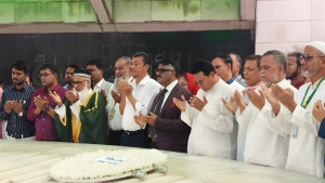 জিয়াউর রহমান ও খালেদা জিয়ার সমাধিতে হুইপদের শ্রদ্ধা