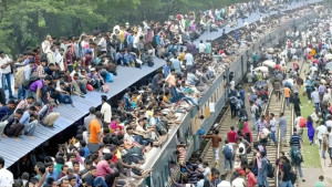 ঈদযাত্রা: বাস-লঞ্চ-ট্রেনে ঘরমুখো মানুষের ঢল