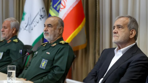 সরকার চায় সমঝোতা, আইআরজিসি লড়াই—ইরানের ভেতরেই কি ফাটল