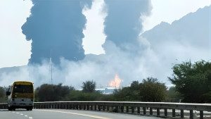 ইরানের খারগ দ্বীপে হামলার পর আমিরাতের তেল টার্মিনালে আগুন