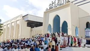 বৃষ্টি উপেক্ষা করেই মসজিদে মসজিদে মুসল্লিদের ঢল