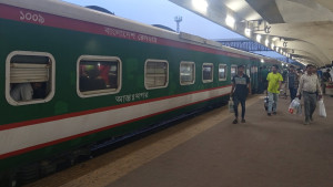 ঢাকা ছাড়ছে মানুষ, নেই ট্রেনের শিডিউল বিপর্যয়