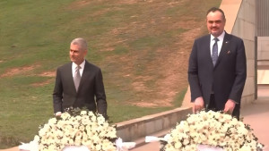 জিয়াউর রহমান ও খালেদা জিয়ার কবরে পল কাপুরের শ্রদ্ধা