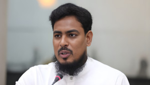 সিএনজিতে করে সংসদে গেলেন এমপি আখতার হোসেন