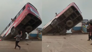 নিয়ন্ত্রণ হারিয়ে পদ্মায় যাত্রীবাহী বাস