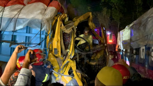 বাস-ট্রাকের ত্রিমুখী সংঘর্ষে আহত ১৫, আশঙ্কাজনক অবস্থায় ২