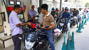 শঙ্কায় ফিলিং স্টেশনে ভিড়, কী করছে সরকার