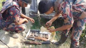 উখিয়ায় অভিযান, গুলিসহ মায়ানমারে তৈরি এসএমজি উদ্ধার