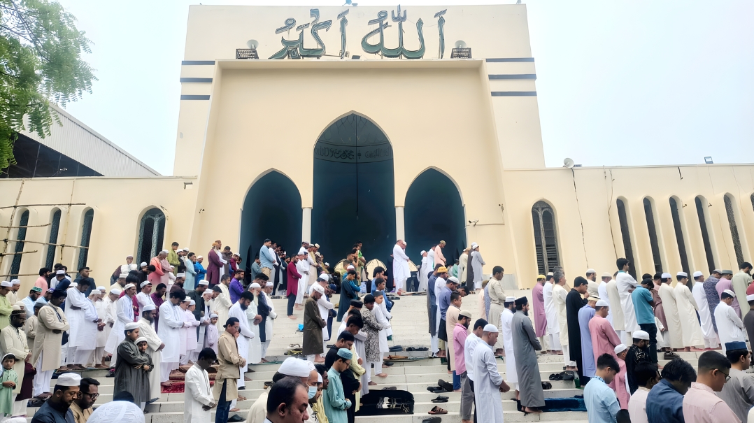 ঈদের নামাজে জনস্রোত, একের পর এক জামাতে পূর্ণ জাতীয় মসজিদ