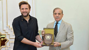 ব্যাট-বলের নায়ক এবার রাষ্ট্রীয় সম্মাননায় সম্মানিত
