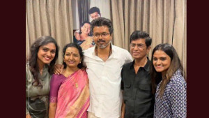 জয়ের খবর পেয়েই মা-বাবার কাছে ছুটে যান বিজয়, উদযাপনে সঙ্গী তৃষাও