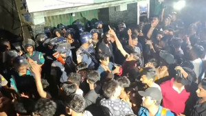 শিশুকে ধর্ষণচেষ্টার অভিযুক্তকে নিয়ে ৬ ঘণ্টা অবরুদ্ধ পুলিশ