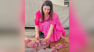অপু বিশ্বাসের মাংস কাটার ভিডিও ভাইরাল