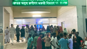 দুই মোটরসাইকেলের মুখোমুখি সংঘর্ষে নিহত ৩