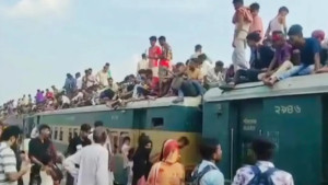 ট্রেনের ছাদ থেকে ছিটকে চাকায় কাটা পড়ে যুবক নিহত