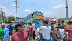 বাসচাপায় মা ও দুই মেয়ে নিহত