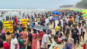 পর্যটকের ঢলে মুখর কক্সবাজার সৈকত